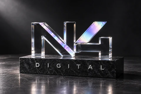 Znak N4 jako rzeźba z kryształowego szkła na ciemnym kamiennym postumencie z napisem DIGITAL